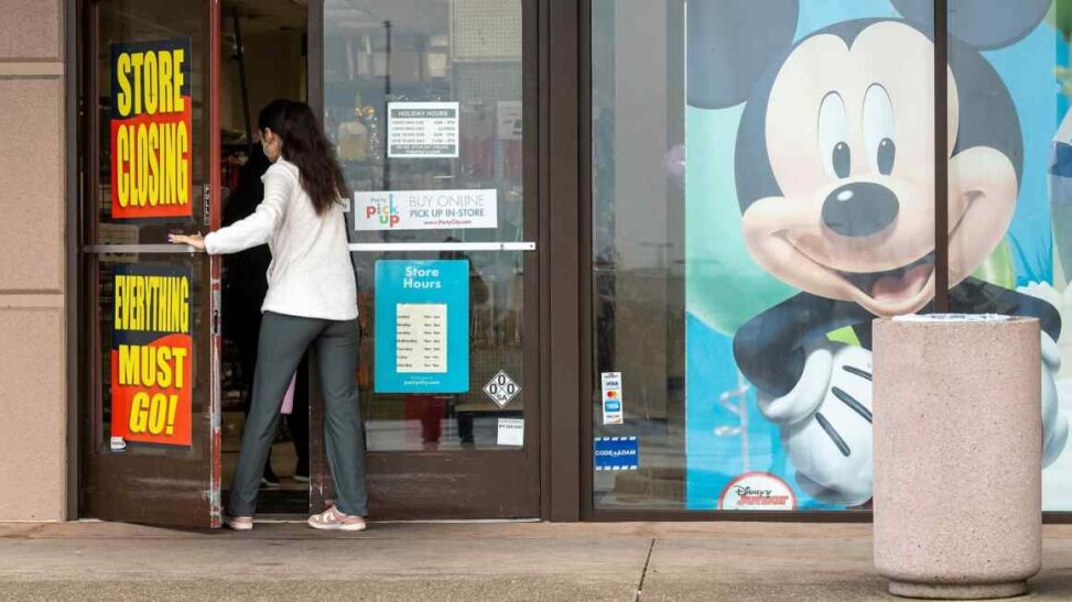 Us Corporate Bankruptcies Hit 14 Year High As Interest Rates Take Toll