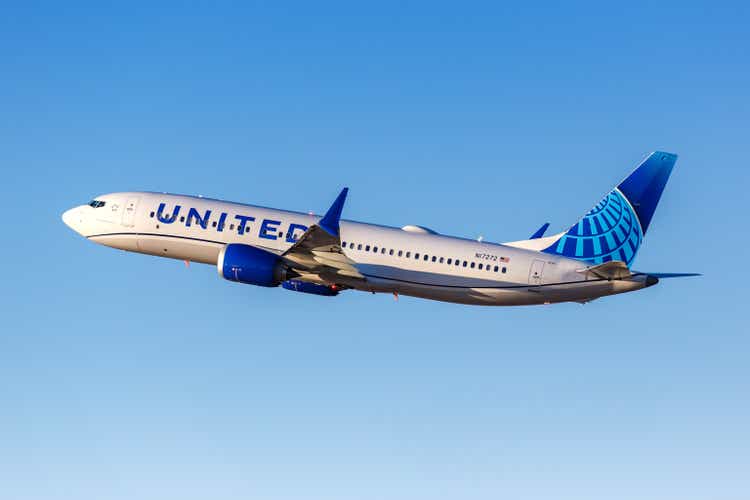 United Airlines Warns Of Cost Headwinds From Labor Agreements