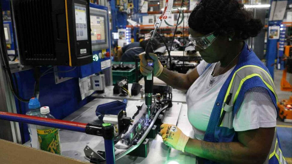 Us Manufacturers Report Fall In Orders As Growth Expectations Tumble