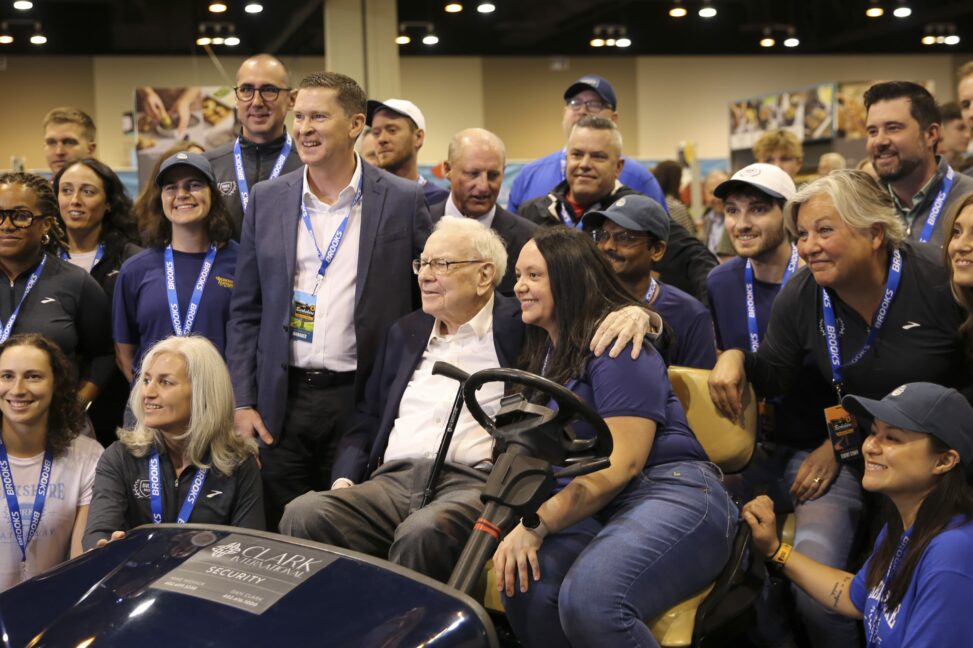 Warren buffett tells wsj he stepped aside as ceo after finally feeling old