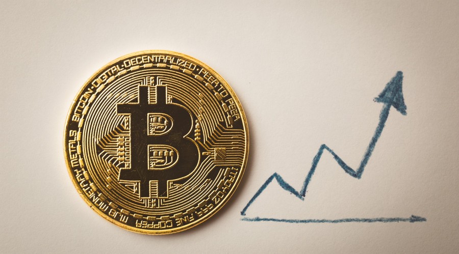 Jpmorgan predicts bitcoin to outperform gold in h2 2025 driven by institutional adoption