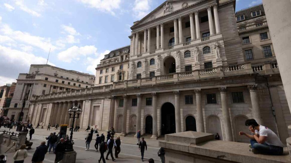 Uk wage growth eases as jobs market weakens
