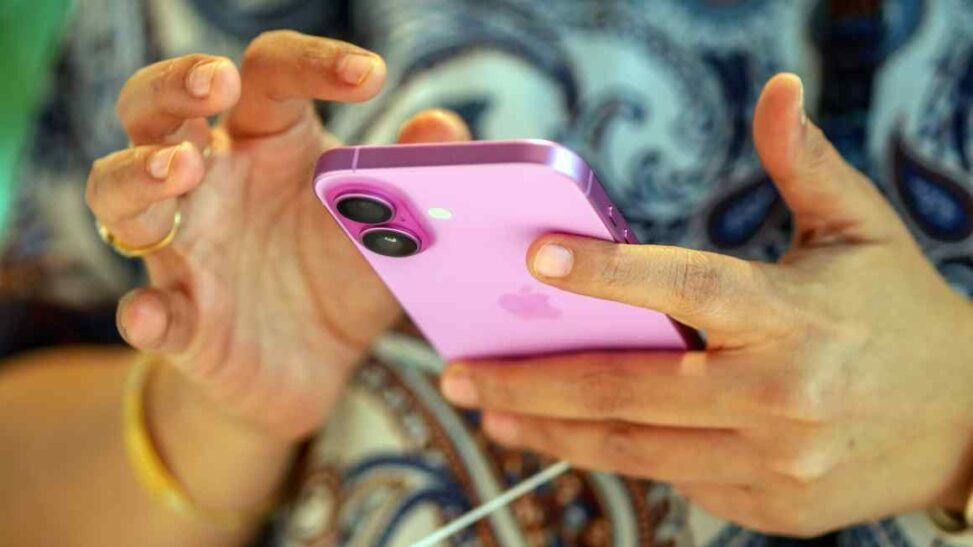Trump lashes out at apple over plan to ship us iphones from india