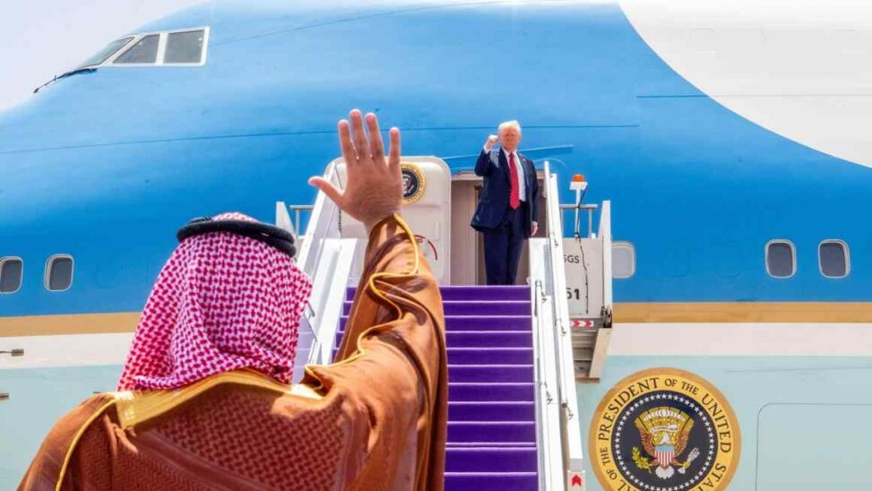 Jumbo jets, megadeals and flattery: trump’s gulf tour