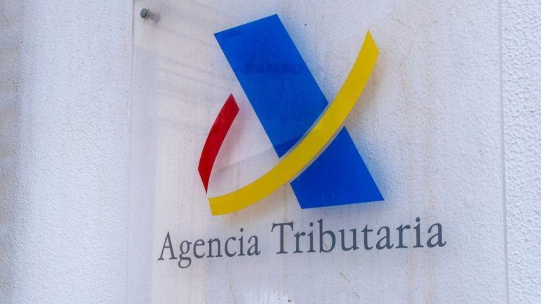 No, spanish citizens don’t have to report cash withdrawals over €3,000 in advance to the tax agency