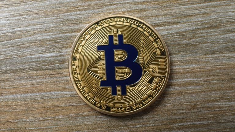 Legendary bitcoiner debunks paper bitcoin, sparks discussion on the phenomenon