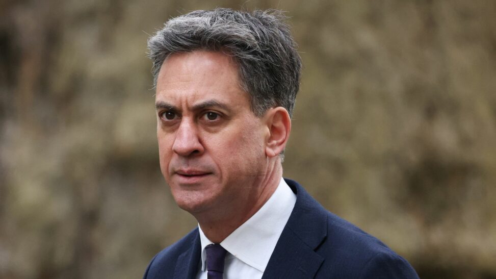 Miliband eyes refinery support after lindsey collapse