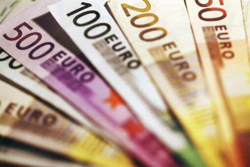 A major currency outpaces bitcoin with more possible momentum ahead: macro markets
