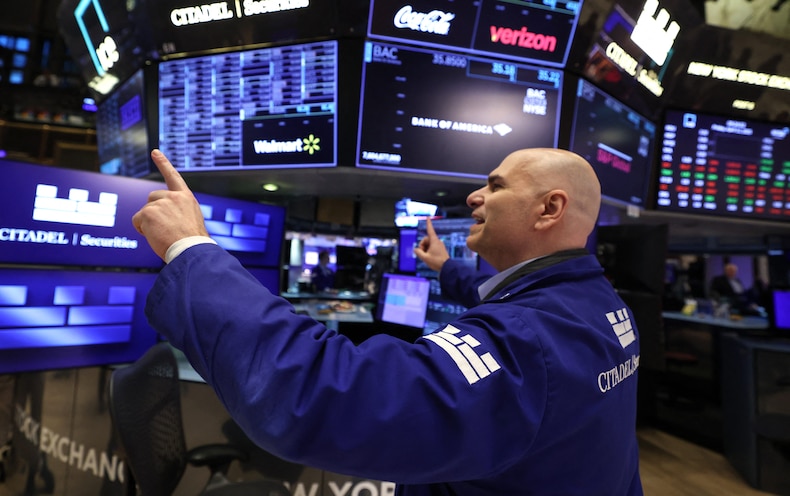 Markets are partying like it's 1999 and 2007, but a hangover may be ahead, deutsche says