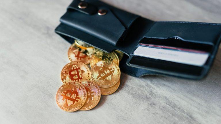 Fidelity and grayscale lead $342 million bitcoin etf exit as ether etfs log third green day