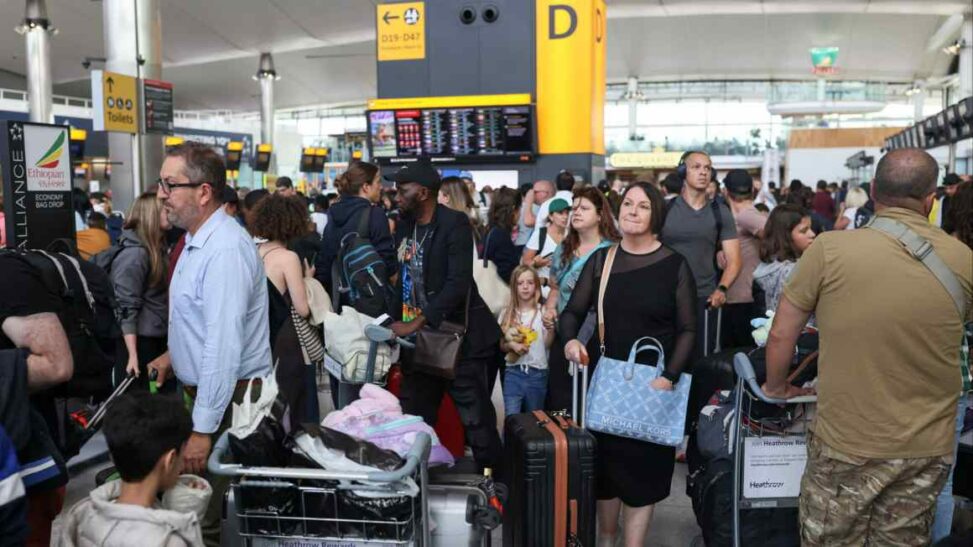 Uk transport secretary to meet air traffic boss after outage grounds flights
