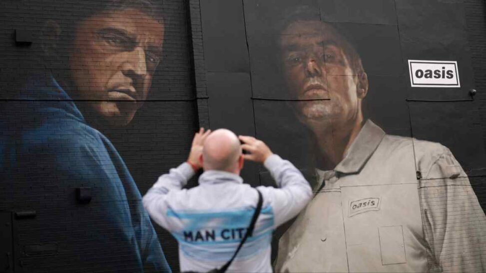 Manchester prepares to welcome home oasis
