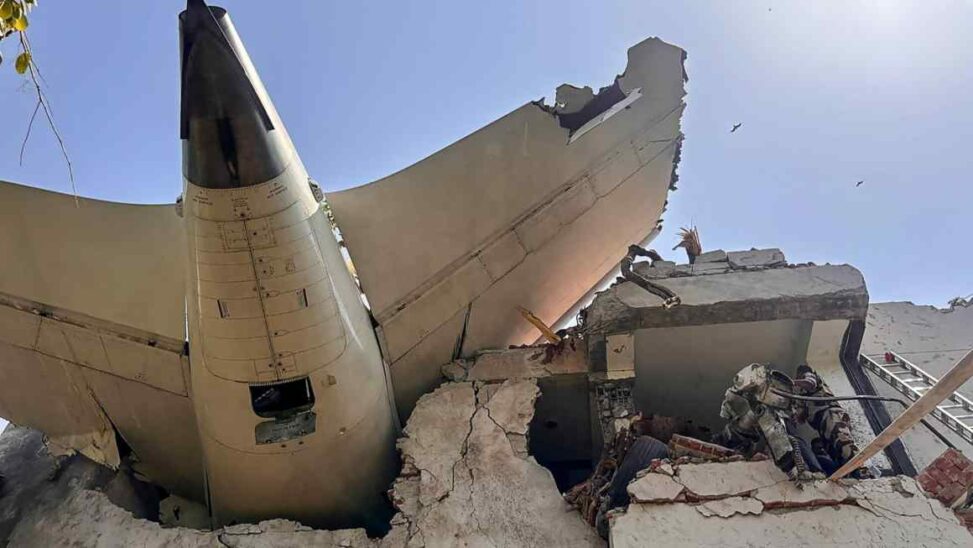 Faa says boeing fuel switches are safe following fatal air india crash