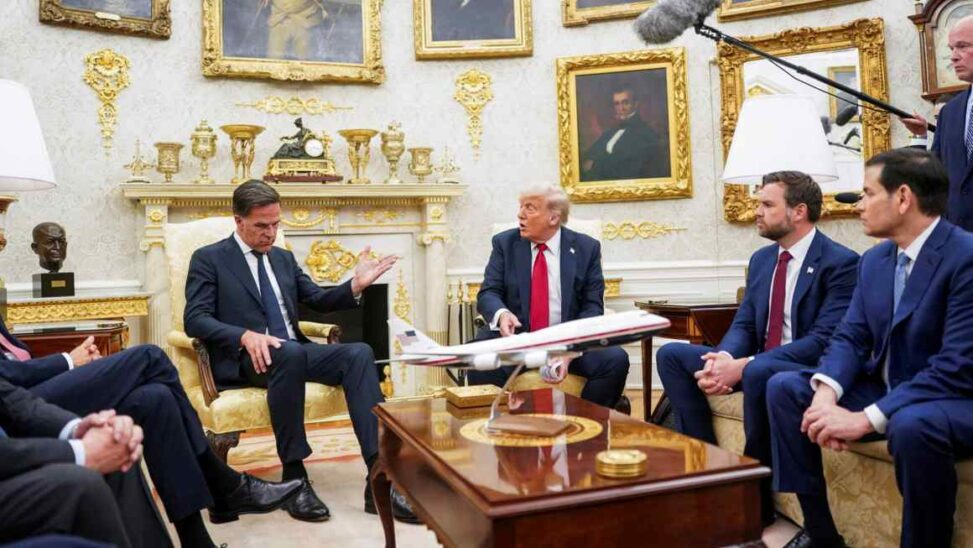 Donald trump threatens 100% secondary tariffs on russia