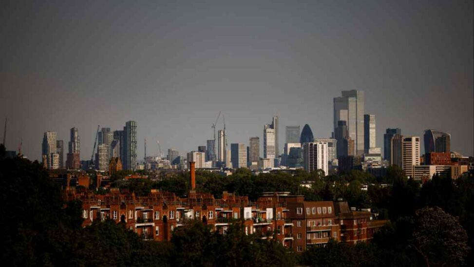 Ftse 100 hits 9,000 points for first time