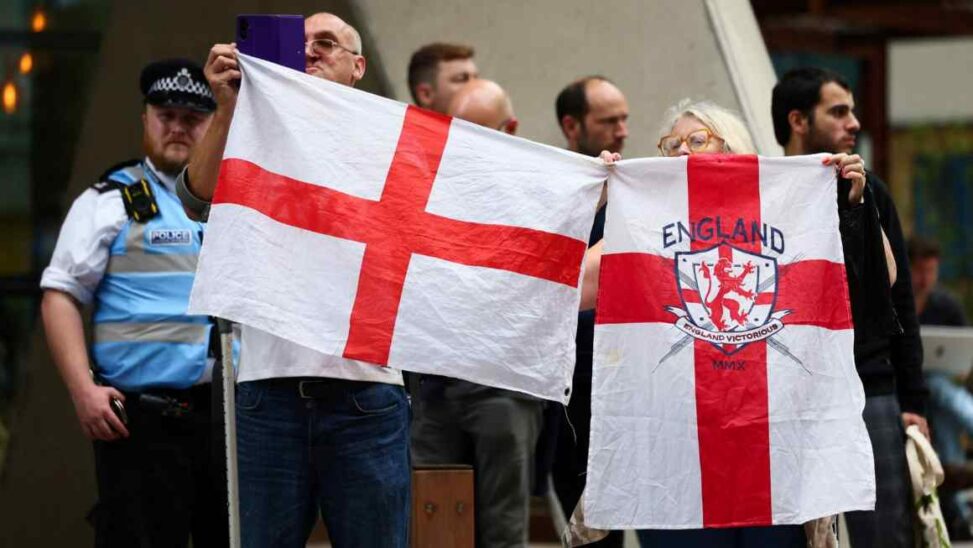 Canary wharf hotel becomes flashpoint for anti migrant protests