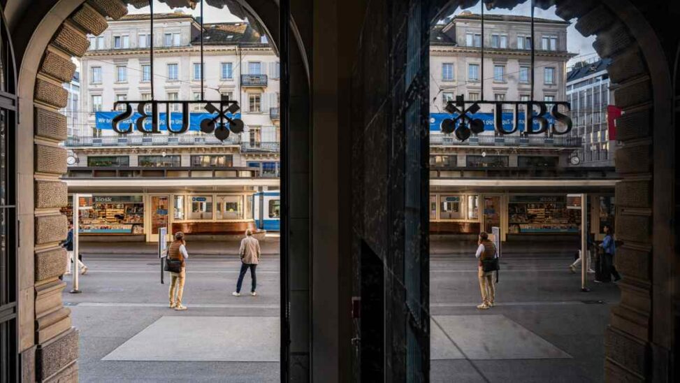 Ubs orders bankers to scale back sale of complex currency products