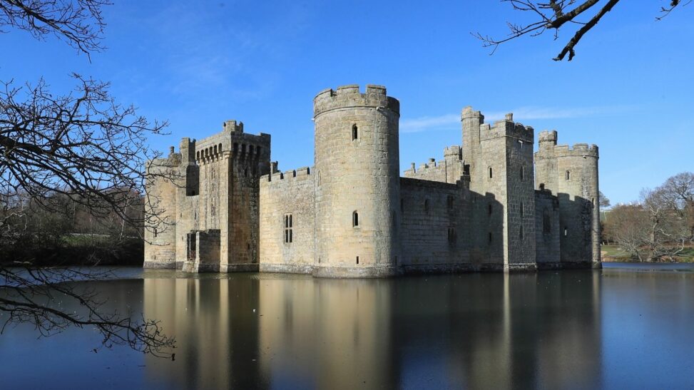 Man seriously injured after sword goes through visor during battle re enactment