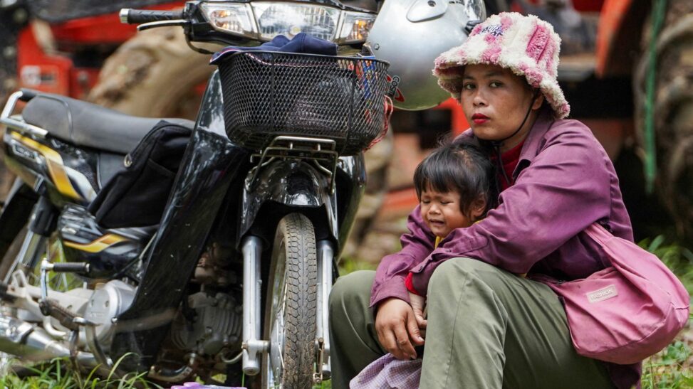 Dozens killed and tens of thousands flee as border fighting between thailand and cambodia escalates