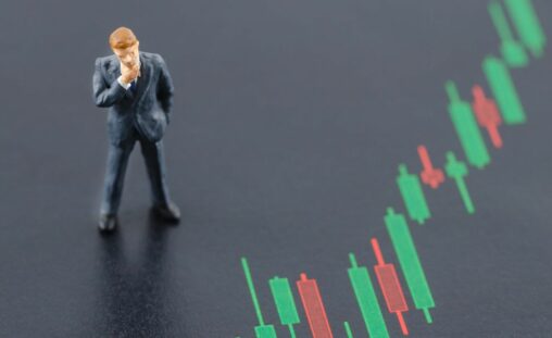 Bitcoin struggles to hold $115k; solana, dogecoin show relative strength as risk off sentiment lingers