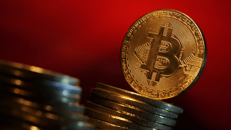 Bitcoin nosedives below $113k: etfs bleed, powell’s jackson hole speech on deck