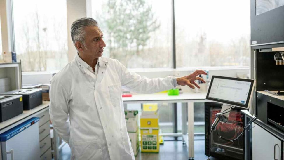 Oxford nanopore chief to step down after two decades