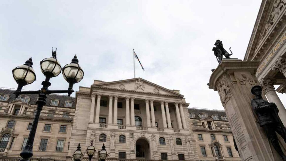 Uk economy grows 0.3% in second quarter