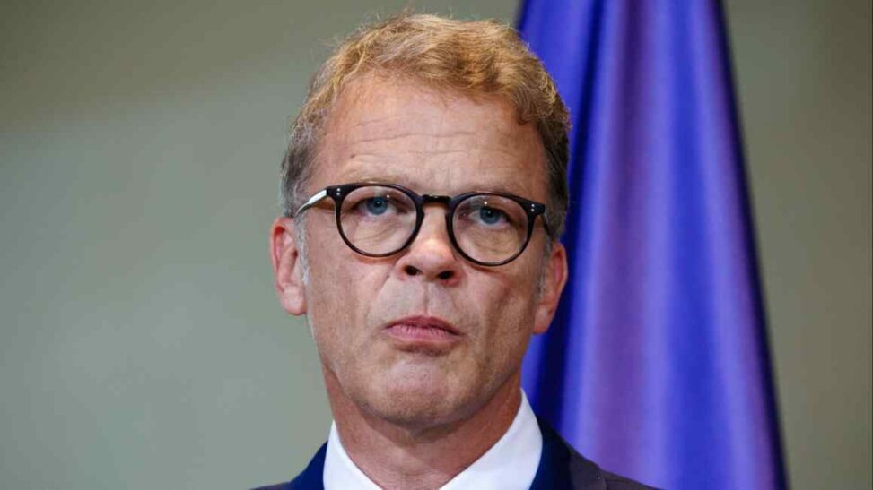 Deutsche bank chief approved controversial trade he was later asked to probe