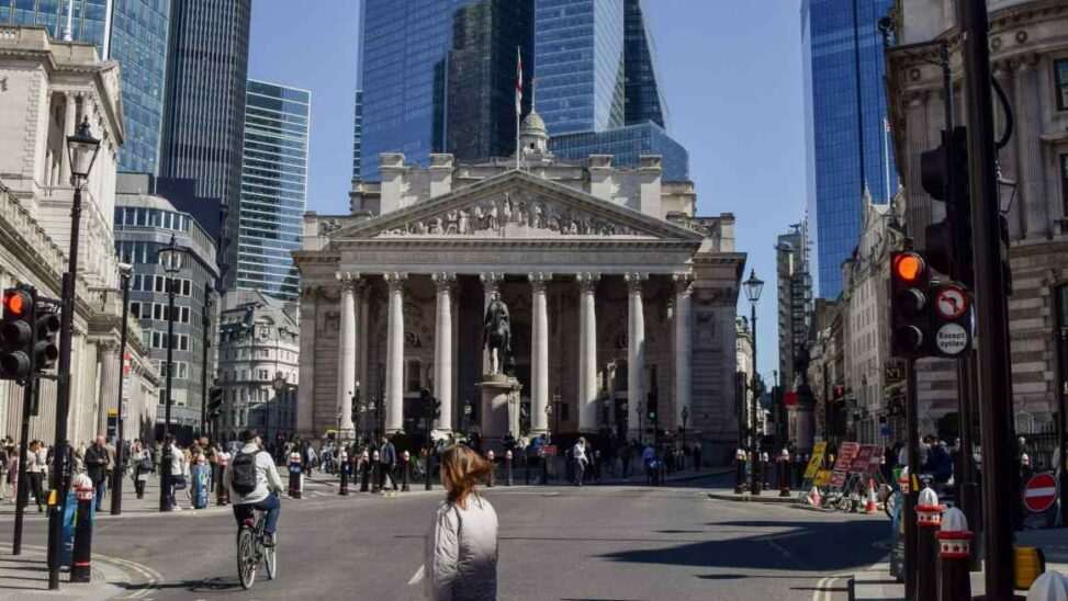 Retail investors flock to gilts in record year