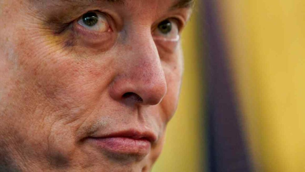 Musk threatens to sue apple over app store rankings