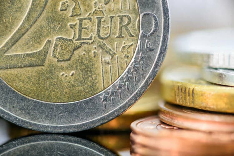 Euro area records trade surplus of €7.0b in june