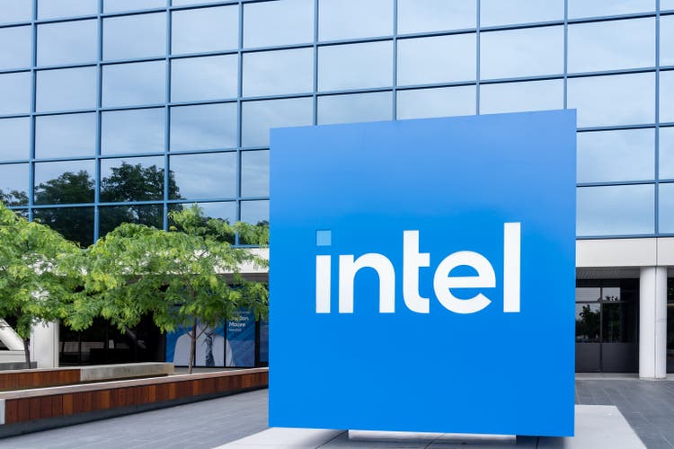 Intel rises even as it says new us stake ups risks