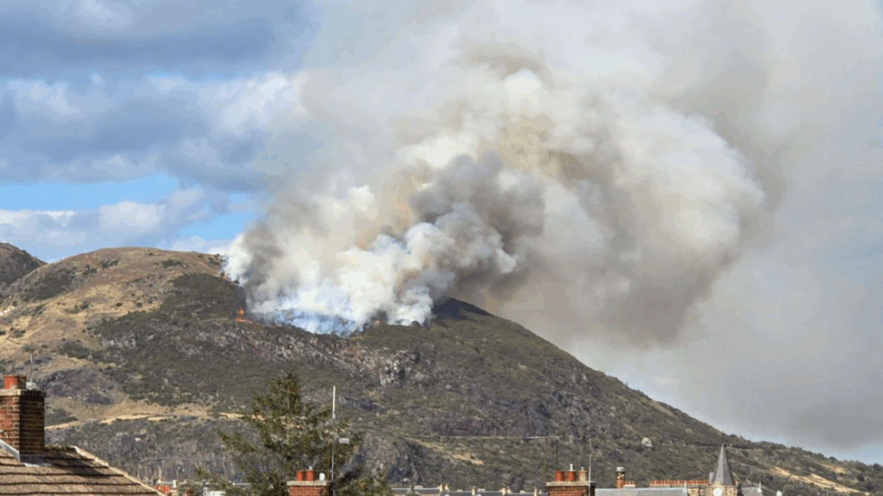 Huge fire breaks out on edinburgh landmark arthur's seat