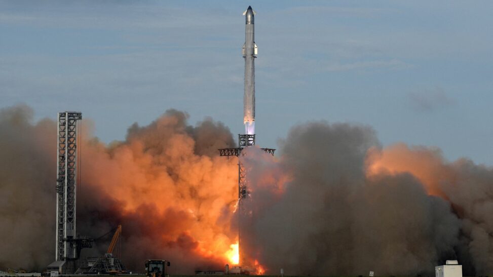 Spacex's biggest rocket completes spectacular test flight after year of mishaps