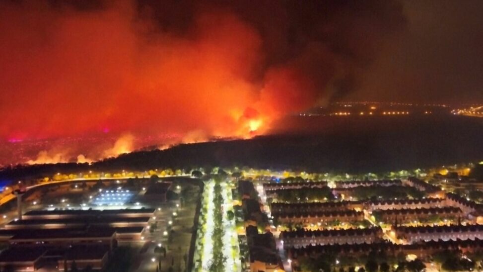 Thousands evacuated as deadly wildfires sweep europe