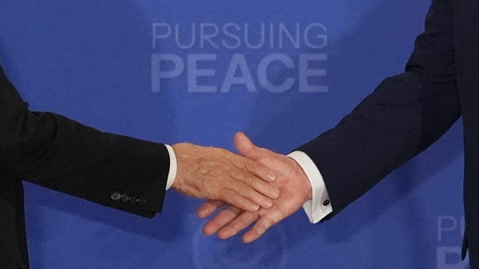 Hand pats, manspreading and discontent: the body language giveaways from the trump putin alaska summit