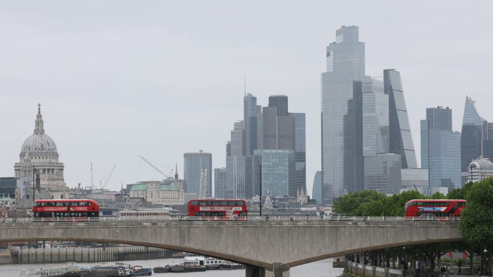 Wage rises slow as retail and hospitality jobs continue to fall
