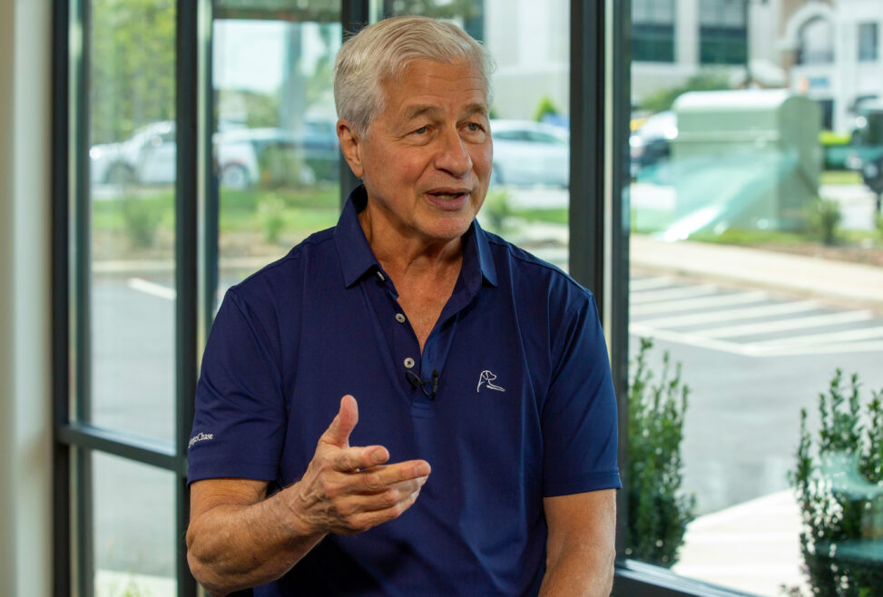 Jpmorgan ceo jamie dimon says the economy 'is weakening'