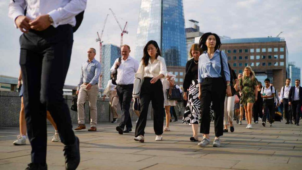 Uk businesses cut jobs at fastest pace since 2021, boe survey shows