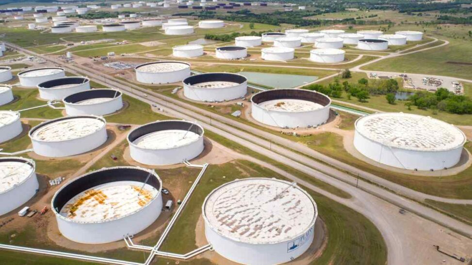 Oil market brushes off predictions of supply glut