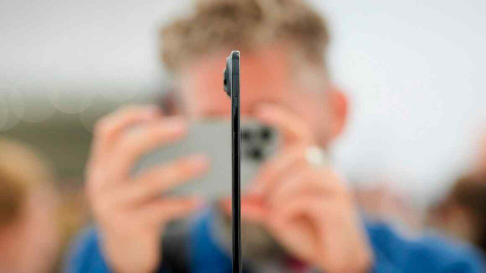 Apple launches skinny iphone as it holds prices despite tariff costs