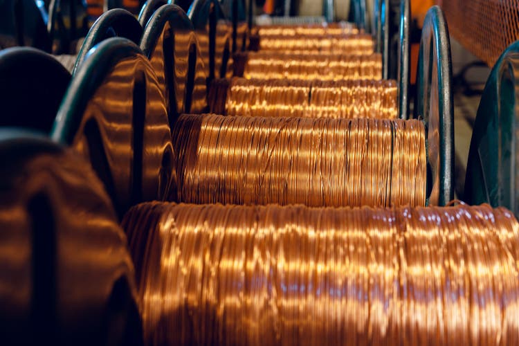 Copper nears $10,000 a ton on lme