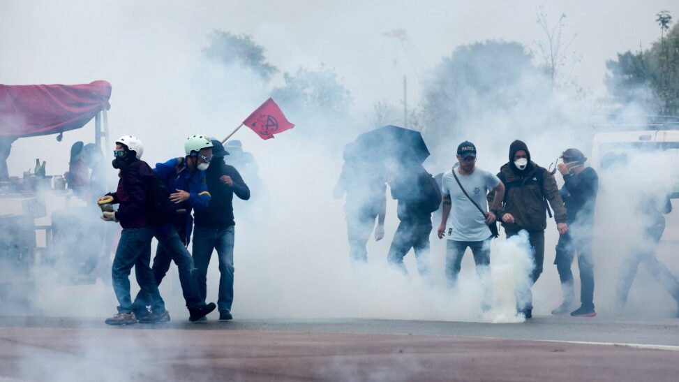Without a leader, the block everything movement has mobilised protesters in france how? and why?
