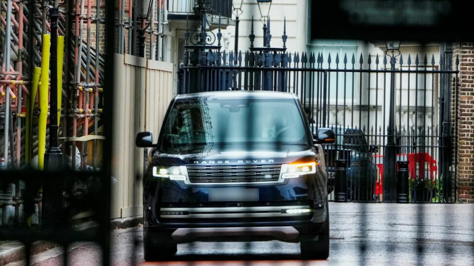 Prince harry arrives at clarence house to meet the king