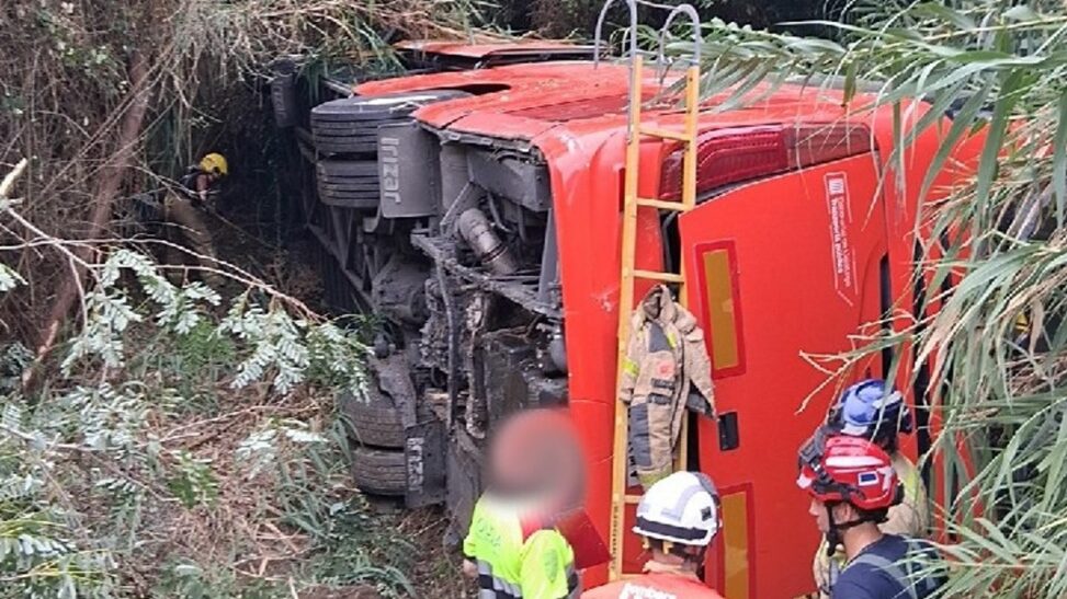 10 people injured, two in serious condition, after coach overturns in catalonia