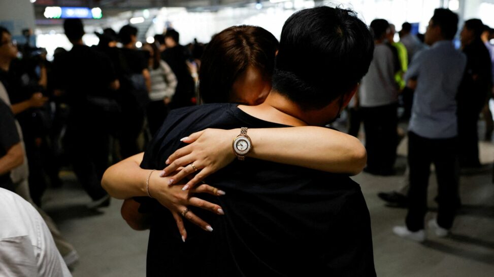 Hundreds of south koreans arrive home after us immigration raid