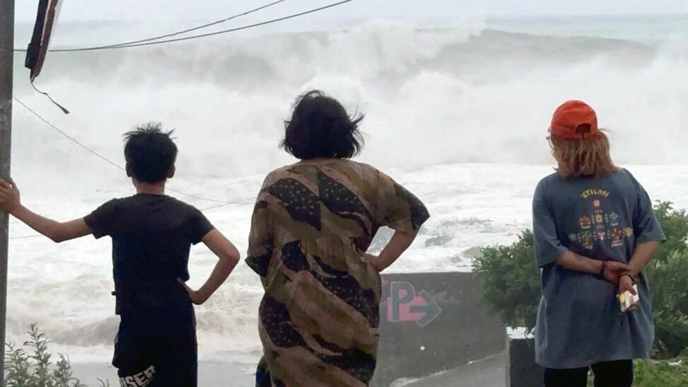 Thousands flee homes as super typhoon ragasa approaches hong kong
