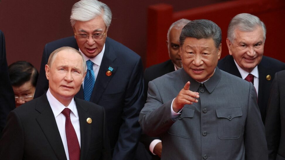 Xi presents his vision of the future and the company by his side was no accident