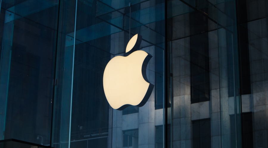 Apple stock up 3.3% as iphone 17 beats old model in early demand