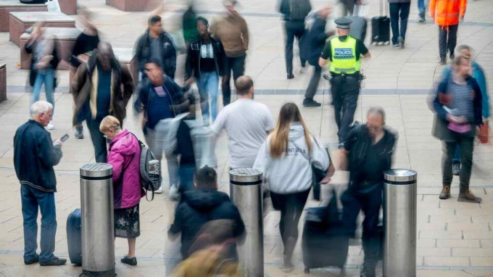 Uk businesses cut jobs for fourth consecutive month, boe survey shows